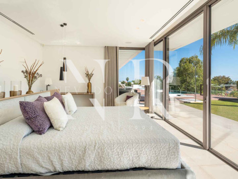 Villa avec vues panoramiques sur la mer et le golf à La Quinta, Benahavís à vendre