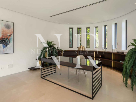 Villa avec vues panoramiques sur la mer et le golf à La Quinta, Benahavís à vendre