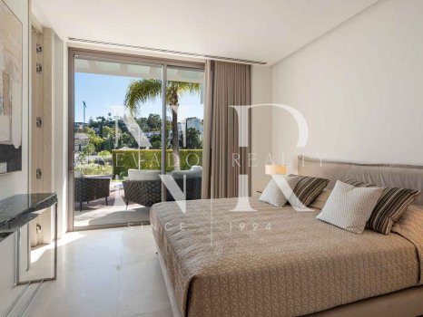 Villa avec vues panoramiques sur la mer et le golf à La Quinta, Benahavís à vendre