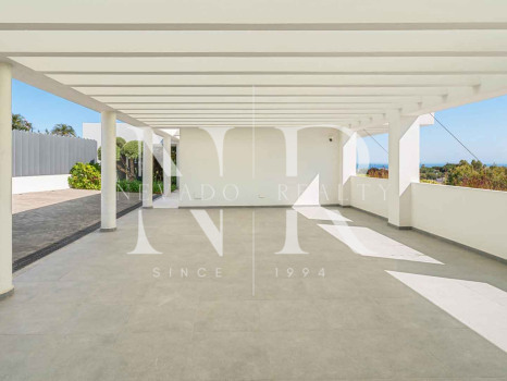 Villa avec vues panoramiques sur la mer et le golf à La Quinta, Benahavís à vendre