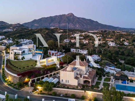 Villa avec vues panoramiques sur la mer et le golf à La Quinta, Benahavís à vendre