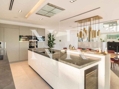 Villa avec vues panoramiques sur la mer et le golf à La Quinta, Benahavís à vendre
