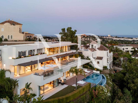 Villa avec vues panoramiques sur la mer et le golf à La Quinta, Benahavís à vendre