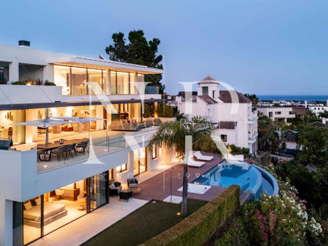 Villa avec vues panoramiques sur la mer et le golf à La Quinta, Benahavís à vendre