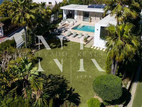 Villa moderna en Nueva Andalucía en venta