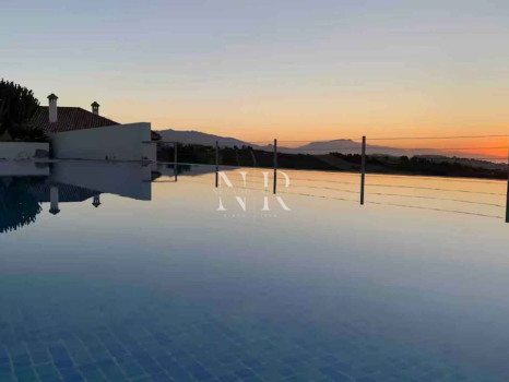 Villa avec vue sur la mer à Manilva à vendre