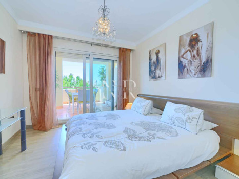 Sea View Apartment for Sale in Condado de Sierra Blanca, Marbella