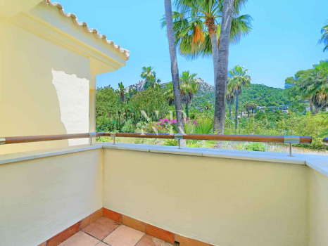 Sea View Apartment for Sale in Condado de Sierra Blanca, Marbella