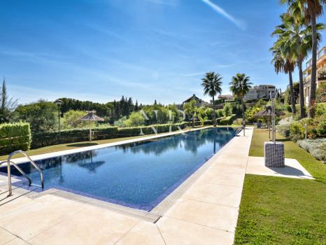 Sea View Apartment for Sale in Condado de Sierra Blanca, Marbella