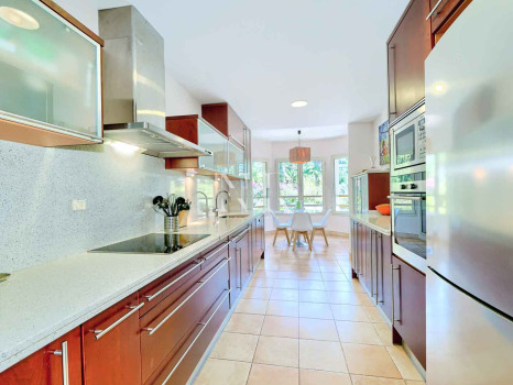 Sea View Apartment for Sale in Condado de Sierra Blanca, Marbella