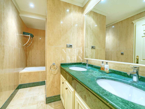Sea View Apartment for Sale in Condado de Sierra Blanca, Marbella