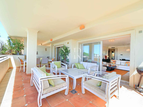 Sea View Apartment for Sale in Condado de Sierra Blanca, Marbella