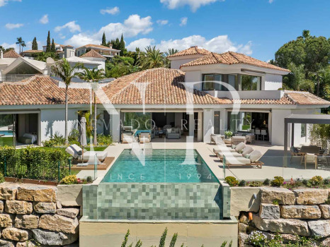Villa con vistas al mar en Benahavís, Málaga en venta.