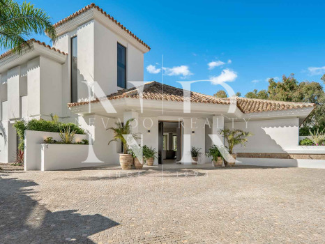 Villa con vistas al mar en Benahavís, Málaga en venta.