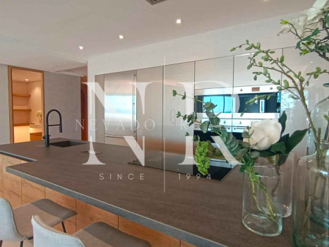 Appartement en première ligne de plage avec vue sur la mer à vendre à Puerto Banús, Marbella