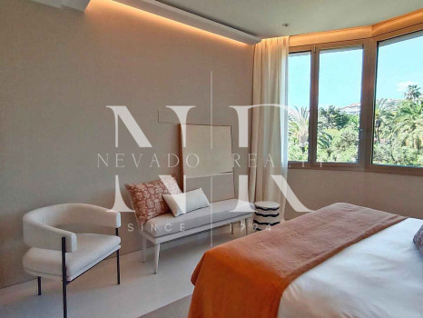 Appartement en première ligne de plage avec vue sur la mer à vendre à Puerto Banús, Marbella