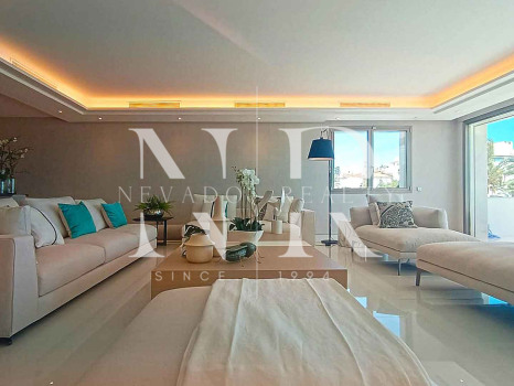 Appartement en première ligne de plage avec vue sur la mer à vendre à Puerto Banús, Marbella