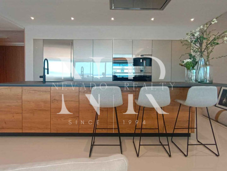 Appartement en première ligne de plage avec vue sur la mer à vendre à Puerto Banús, Marbella