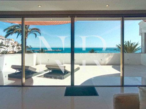 Appartement en première ligne de plage avec vue sur la mer à vendre à Puerto Banús, Marbella