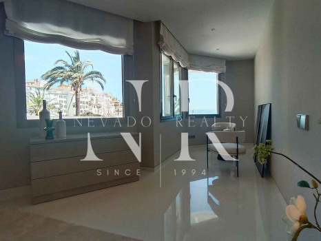Appartement en première ligne de plage avec vue sur la mer à vendre à Puerto Banús, Marbella