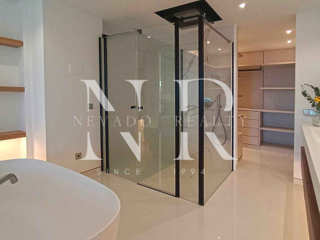 Appartement en première ligne de plage avec vue sur la mer à vendre à Puerto Banús, Marbella