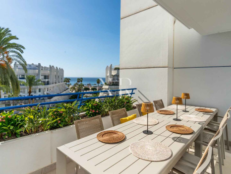Ático en venta en Marbella House con vista al mar