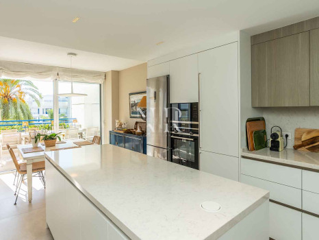 Ático en venta en Marbella House con vista al mar