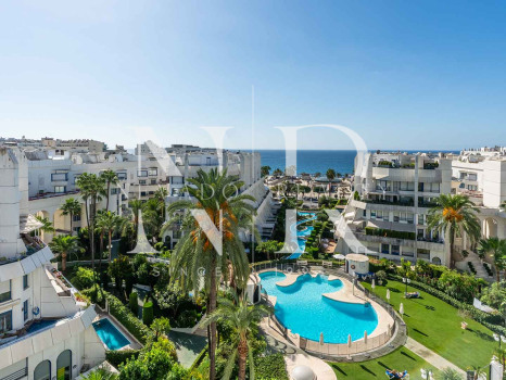 Ático en venta en Marbella House con vista al mar