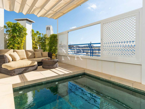 Ático en venta en Marbella House con vista al mar
