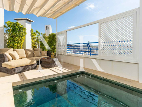 Ático en venta en Marbella House con vista al mar