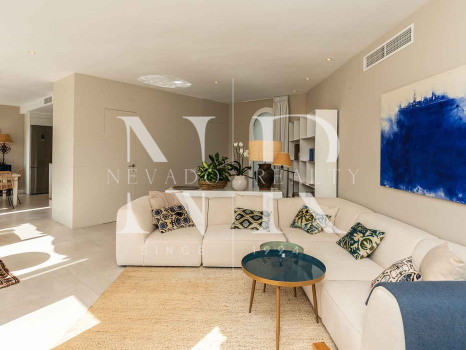 Ático en venta en Marbella House con vista al mar