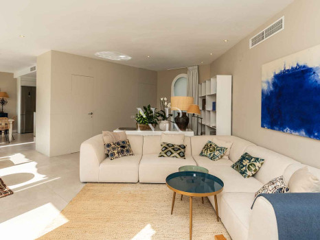 Ático en venta en Marbella House con vista al mar