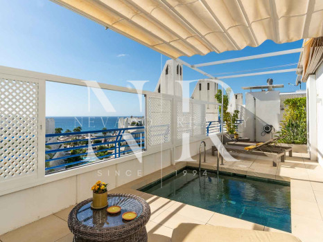 Ático en venta en Marbella House con vista al mar