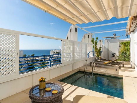 Ático en venta en Marbella House con vista al mar