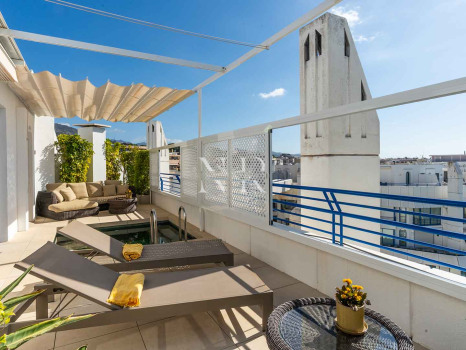 Ático en venta en Marbella House con vista al mar