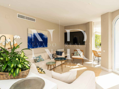 Ático en venta en Marbella House con vista al mar