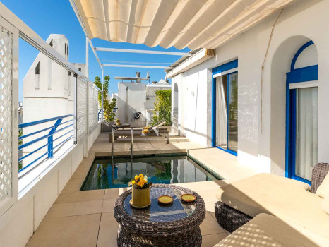 Ático en venta en Marbella House con vista al mar