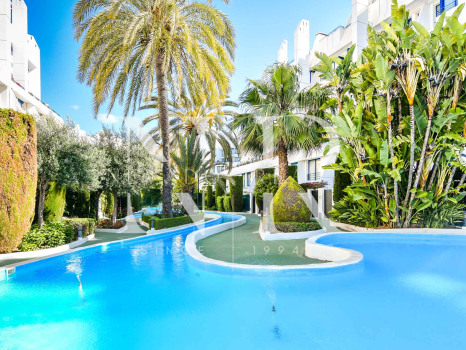 Ático en venta en Marbella House con vista al mar