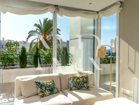 Ático en venta en Marbella House con vista al mar