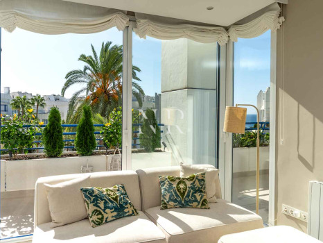 Ático en venta en Marbella House con vista al mar