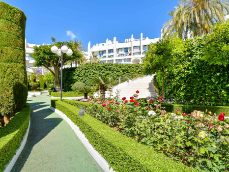Ático en venta en Marbella House con vista al mar