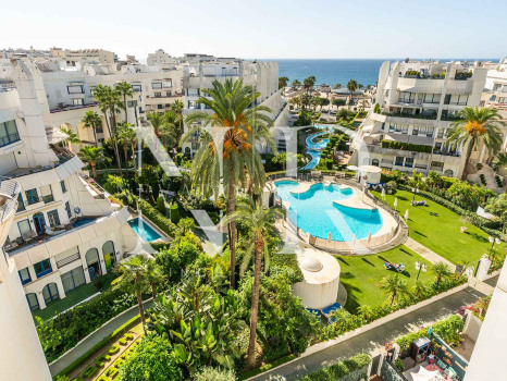 Ático en venta en Marbella House con vista al mar
