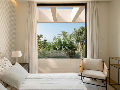 Villa en venta en Los Monteros playa, Marbella con vistas al mar
