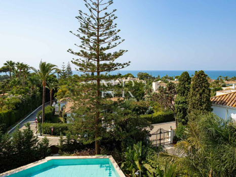 Villa en venta en Los Monteros playa, Marbella con vistas al mar