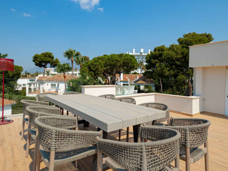 Villa en venta en Los Monteros playa, Marbella con vistas al mar