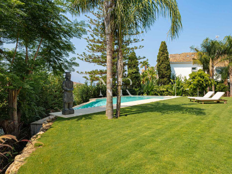 Villa en venta en Los Monteros playa, Marbella con vistas al mar