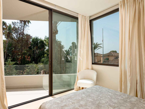 Villa en venta en Los Monteros playa, Marbella con vistas al mar