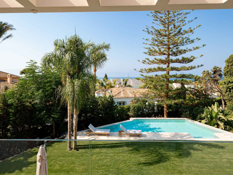 Villa en venta en Los Monteros playa, Marbella con vistas al mar