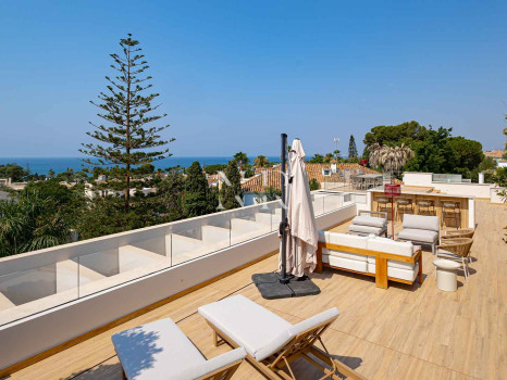 Villa en venta en Los Monteros playa, Marbella con vistas al mar