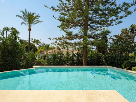 Villa en venta en Los Monteros playa, Marbella con vistas al mar